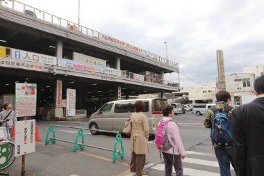 Dünyanın en büyük balık pazarında Tsukiji olduğunu