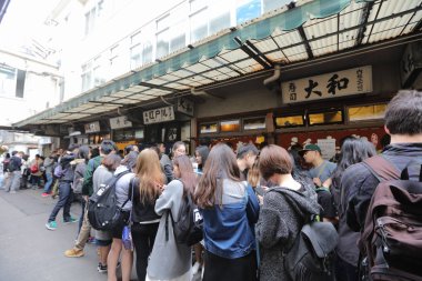 En iyi suşi kahvaltı Tsukiji pazarı ziyaret ediyor 