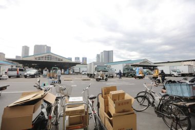 adam tsukiji Market balıkların taşınması, 