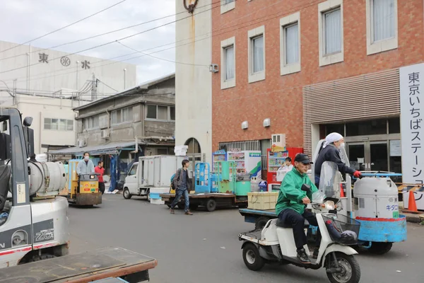 Sabahları Tsukiji Market sokak görünümü