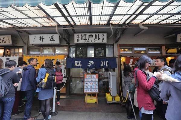 Visitar el mercado de Tsukiji es el mejor desayuno de sushi —  Fotos de Stock