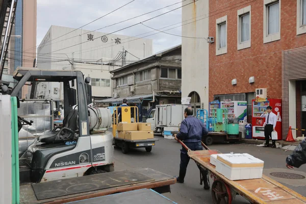 Tsukiji Pazar balık, meyve ve sebzeler için bir pazar olduğunu.