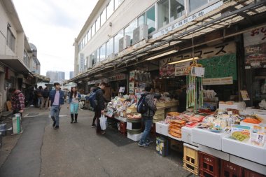 Tsukiji Pazar balık, meyve ve sebzeler için bir pazar olduğunu.