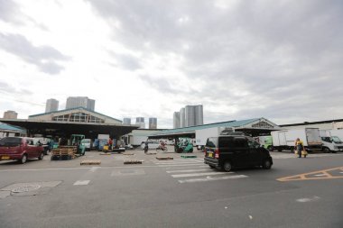 Operasyonel alan işçi ünlü Tsukiji Balık pazarı