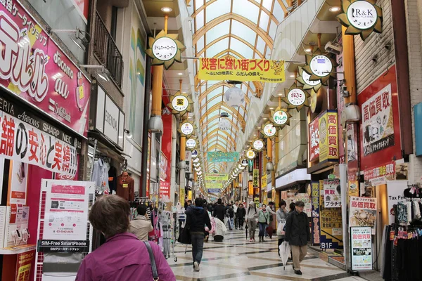Einkaufsstraße mit Touristen in Nakano — Stockfoto