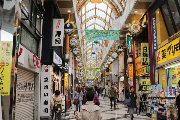 Rue commerçante avec les touristes à Nakano — Photo