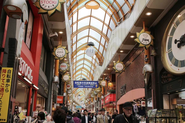 Торговая улица с туристами в Накано — стоковое фото