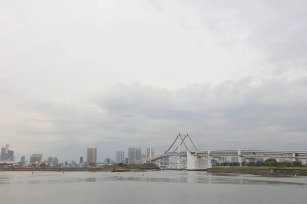 Paisaje urbano en Odaiba, Bahía de Tokio — Foto de Stock