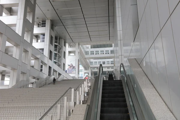 Эскалатор в здании FCG в Токио — стоковое фото