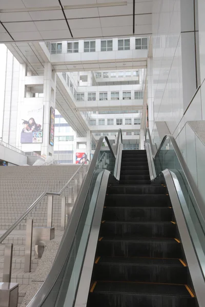 Rolltreppe im fcg-Gebäude in Tokio — Stockfoto