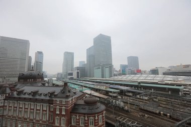 Marunouchi iş bölgesine ve Tokyo İstasyonu