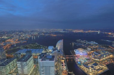 Yokohama Minatomirai alanının gece sahne