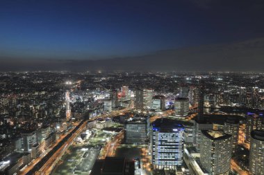 Yokohama Minatomirai alanının gece sahne,