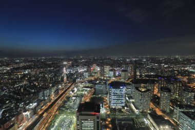 Yokohama Minatomirai alanının gece sahne,