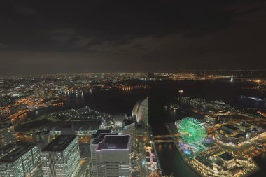 Yokohama Minatomirai alanının gece sahne,