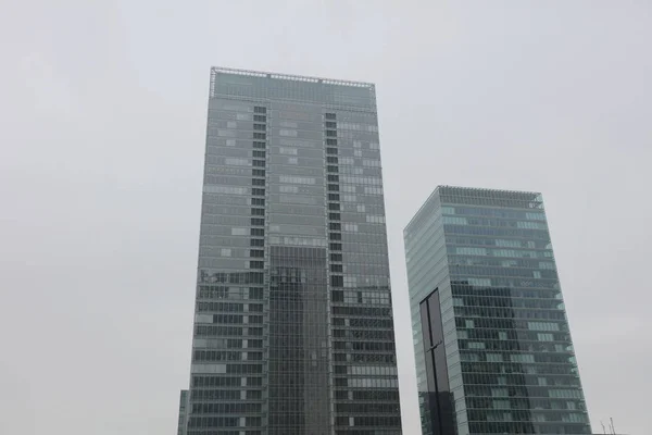 Geschäftsviertel mit Hochhaus — Stockfoto