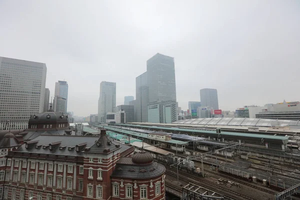 Marunouchi iş bölgesine ve Tokyo İstasyonu