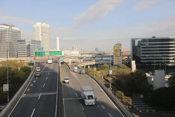 Tokyo Körfezi'nin manzaraya Tokyo monoray hattı
