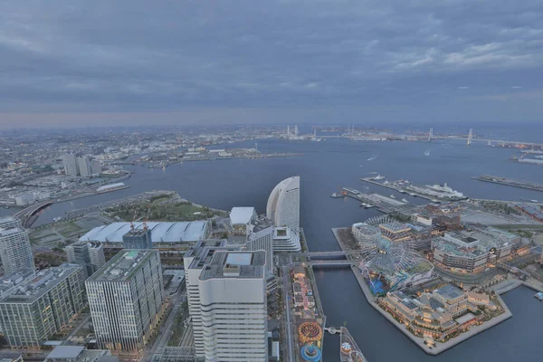 Yokohama Minatomirai alanının gece sahne