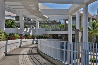  sütunları olan bir yapının uzun koridor