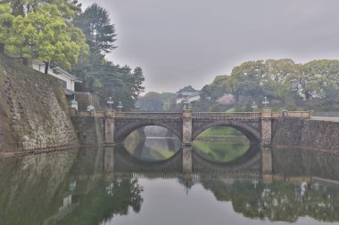 Japon İmparatorluk Sarayı köprüsünde