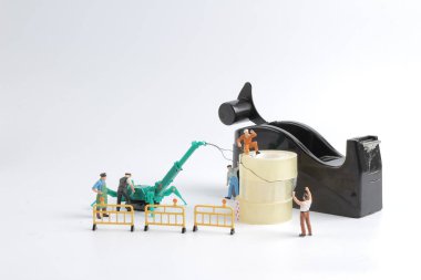 küçük işçi yerine bant dispenseri için