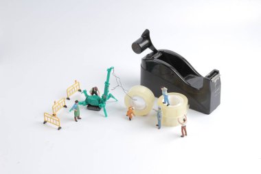 küçük işçi yerine bant dispenseri için