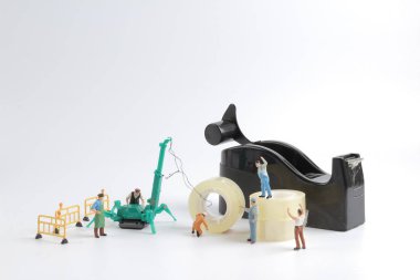 küçük işçi yerine bant dispenseri için