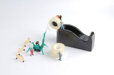 küçük işçi yerine bant dispenseri için