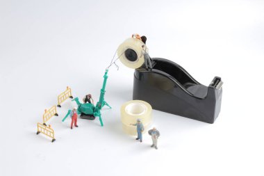 küçük işçi yerine bant dispenseri için