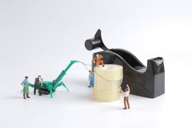 küçük işçi yerine bant dispenseri için