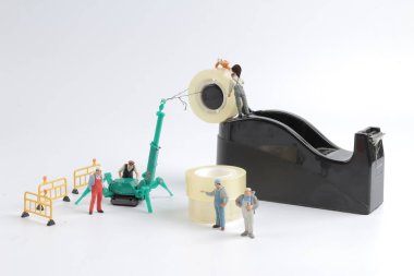 küçük işçi yerine bant dispenseri için