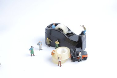 Mini işçinin yerine bant dispenseri için