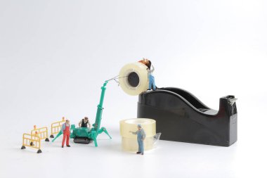 küçük işçi yerine bant dispenseri için