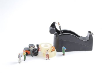 Mini işçinin yerine bant dispenseri için