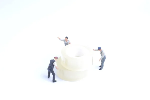 Mini-Arbeiter bewegen das Klebeband — Stockfoto