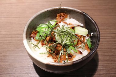 Pirinç ve domuz Japon usulü.