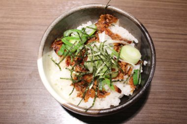 Pirinç ve domuz Japon usulü.