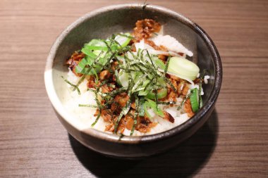 Pirinç ve domuz Japon usulü.