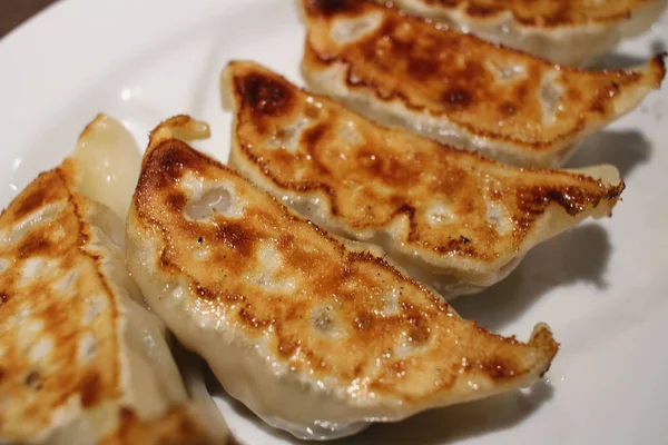 Hungrig essen Gyoza ist einfacher Weg Yammy — Stockfoto