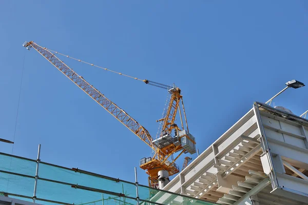 Vinç kaldırma ve bina inşaat altında