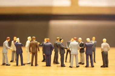 eğlenceli Mini insanlar iş toplantısında 