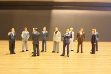 eğlenceli Mini insanlar iş toplantısında 