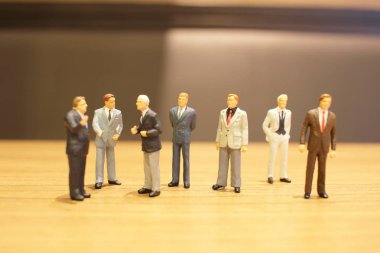 eğlenceli Mini insanlar iş toplantısında 