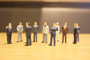 eğlenceli Mini insanlar iş toplantısında 