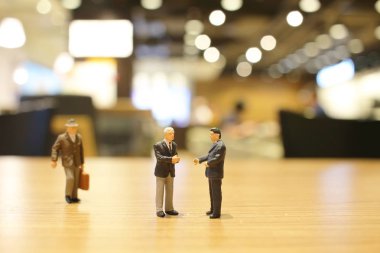 eğlenceli Mini insanlar iş toplantısında 