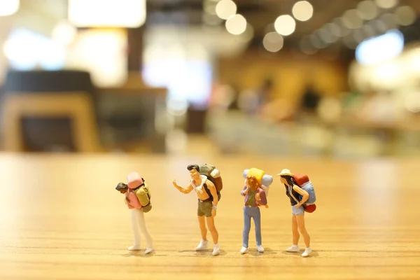 Mini traveler figures with luggages at travel — Stock Photo, Image