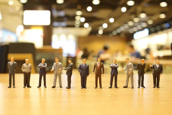 eğlenceli Mini insanlar iş toplantısında 