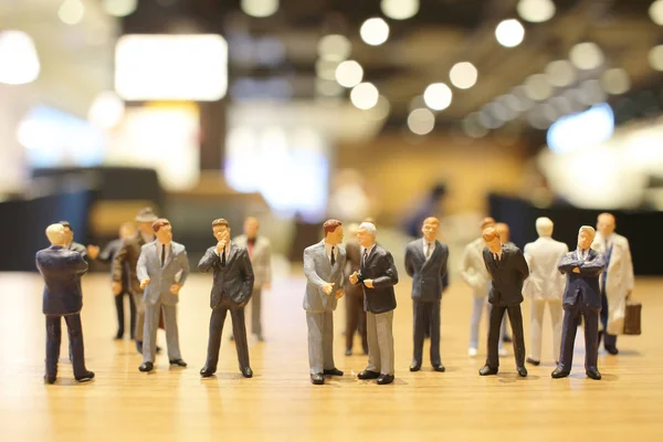 eğlenceli Mini insanlar iş toplantısında 