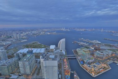 Yokohama Minatomirai alanının gece sahne